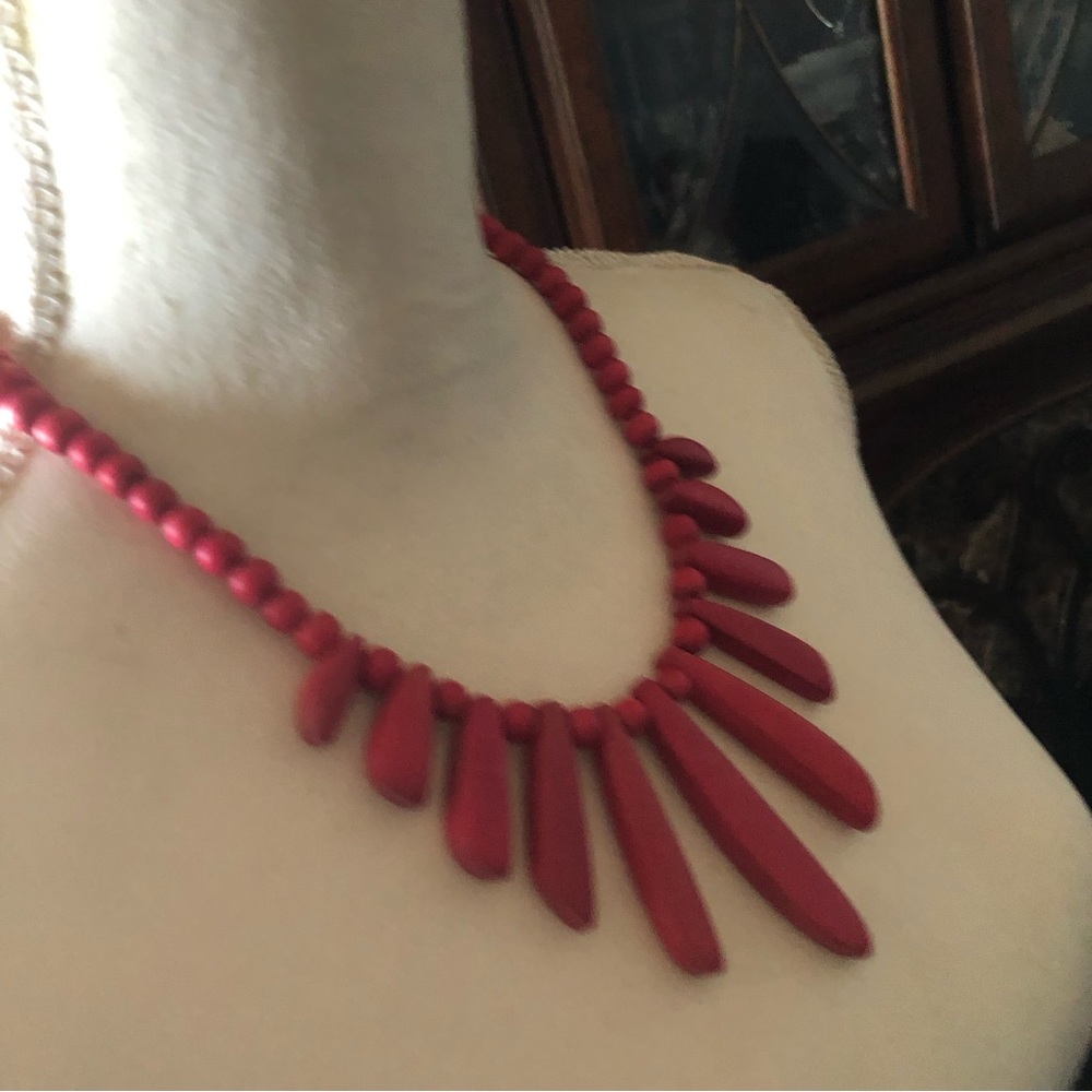 Vintage deep fuchsia wood bead necklace - Picture 3 of 9